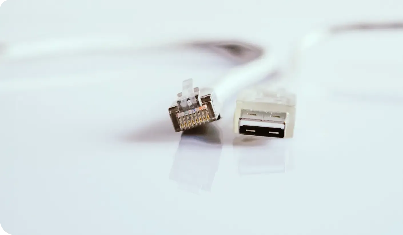 cavo ethernet su sfondo bianco